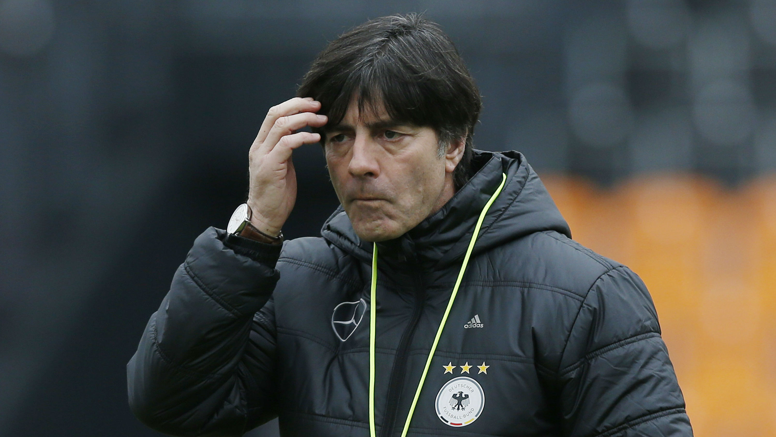 Joachim L&ouml;w tem problemas com les&otilde;es para lidar (Foto: AP)