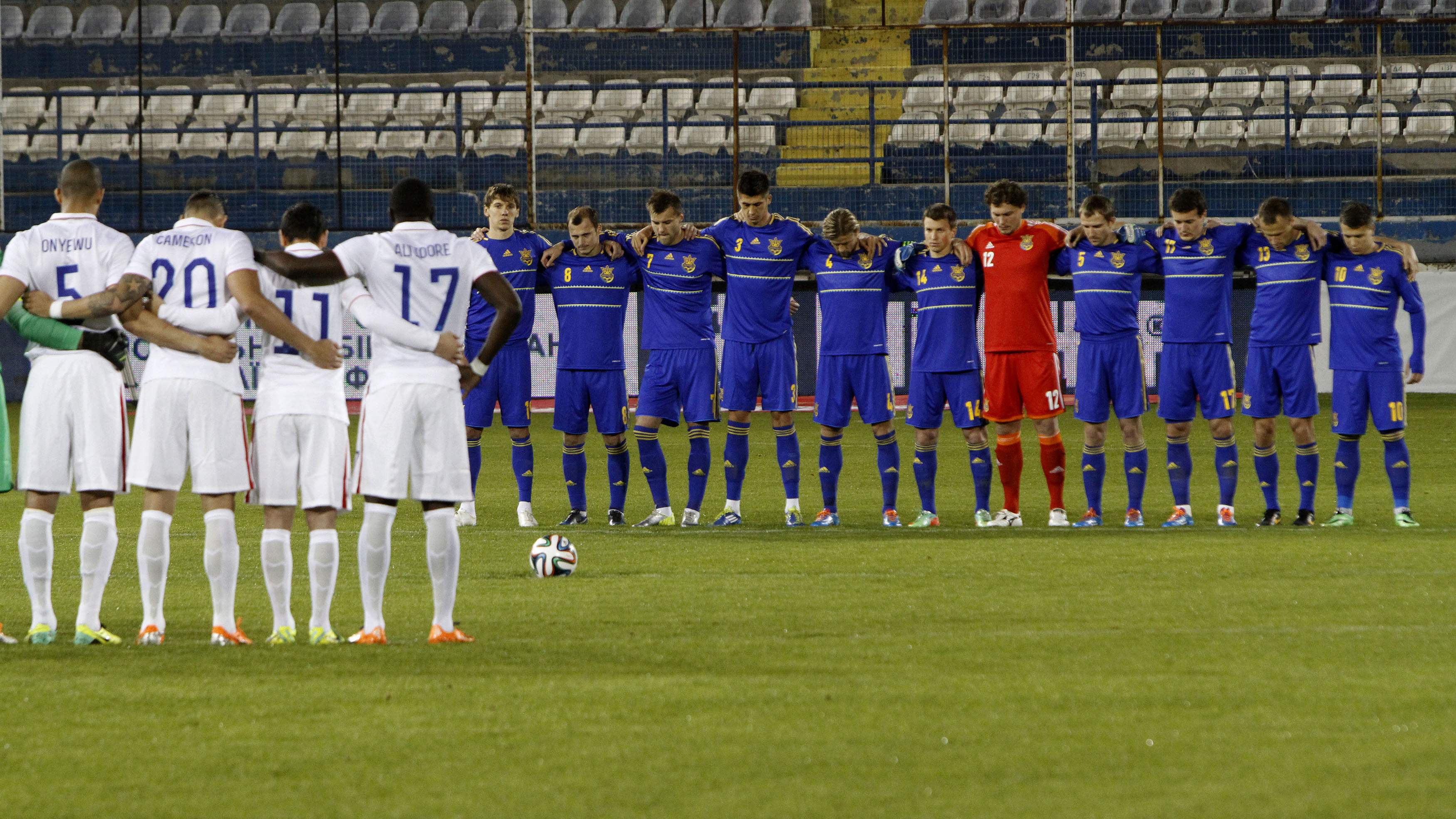 Os 22 jogadores juntaram-se para homenagear as v&iacute;timas da guerra civil da Ucr&acirc;nia (Foto: AP)