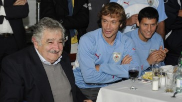 José Mujica: Amontoar policiais não resolve violência no futebol