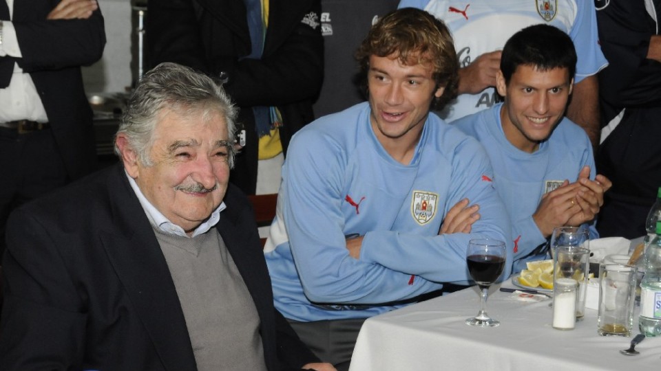 Jos&eacute; Mujica: Amontoar policiais n&atilde;o resolve viol&ecirc;ncia no futebol