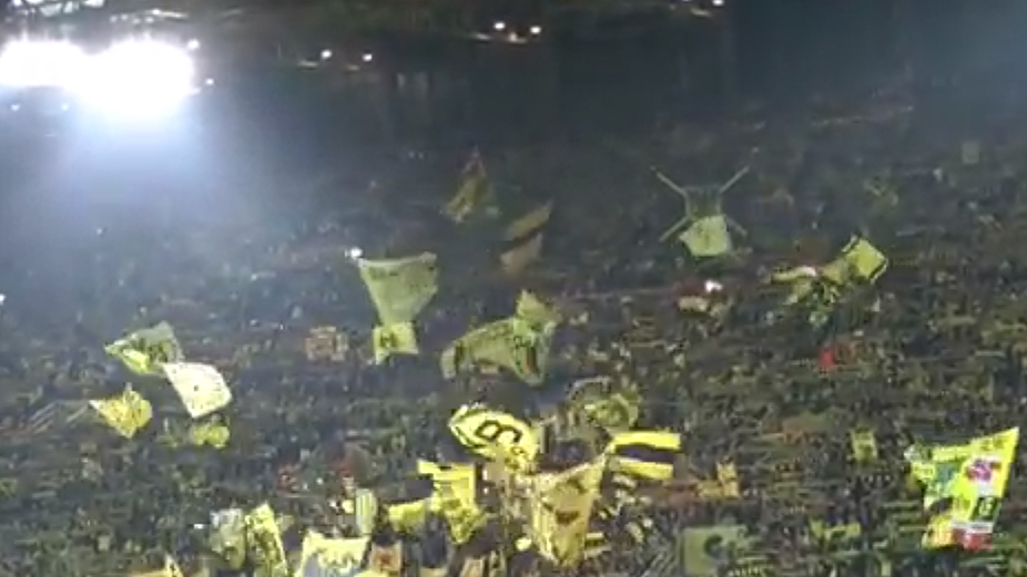 Mais um show da torcida do Dortmund, agora cantando You&rsquo;ll Never Walk Alone