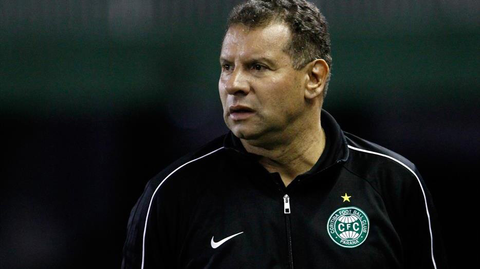 Celso Roth &eacute; o respons&aacute;vel pela cautela do Coritiba (Foto: site oficial)