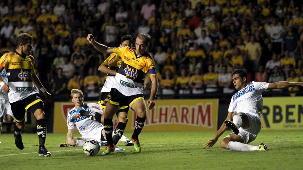 Destaque no Atl&eacute;tico Paranaense em 2013, Paulo Baier agora meio-campo do Crici&uacute;ma (Fotos: Fernando Ribeiro/www.criciumaec.com.br)