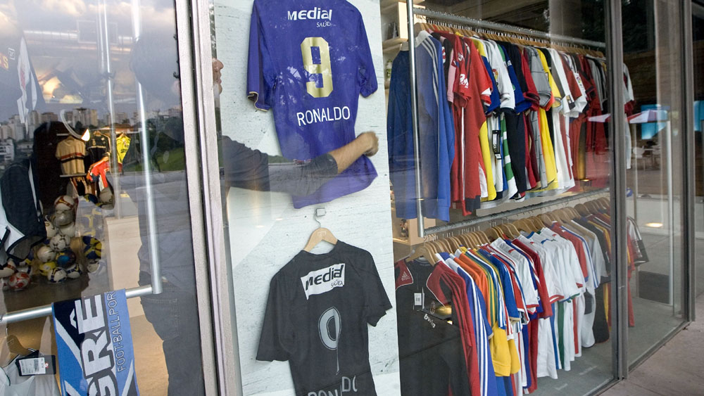 Os impostos s&atilde;o altos, mas n&atilde;o s&atilde;o s&oacute; eles que deixam sua camisa cara