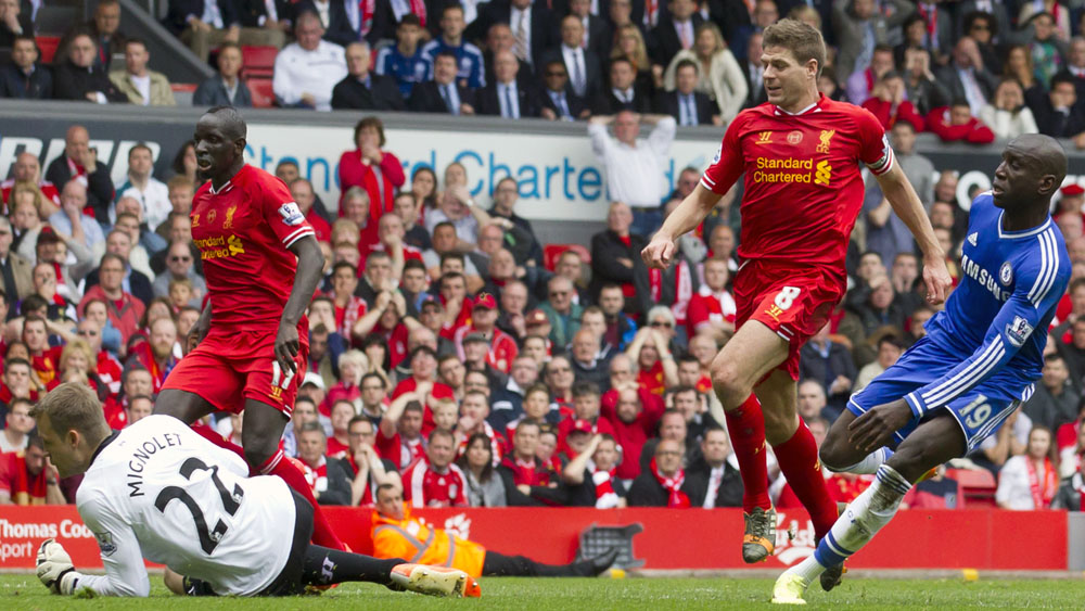 Gerrard (centro) v&ecirc; Demba Ba marcar o gol do Chelsea: decep&ccedil;&atilde;o do capit&atilde;o (AP Photo/Jon Super)