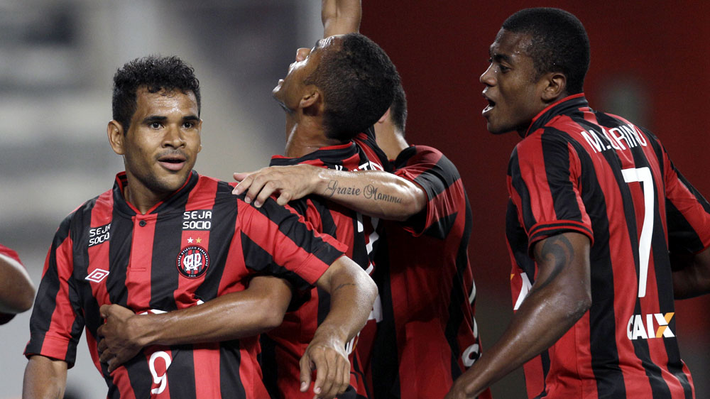 Ederson comemora com outros jogadores do Atl&eacute;tico Paranaense (AP Photo/Martin Mejia)