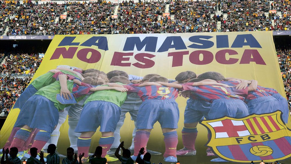 Protesto dos torcedores do Barcelona no Camp Nou: La Mas&iacute;a &eacute; valorizada (AP Photo/Manu Fernandez)