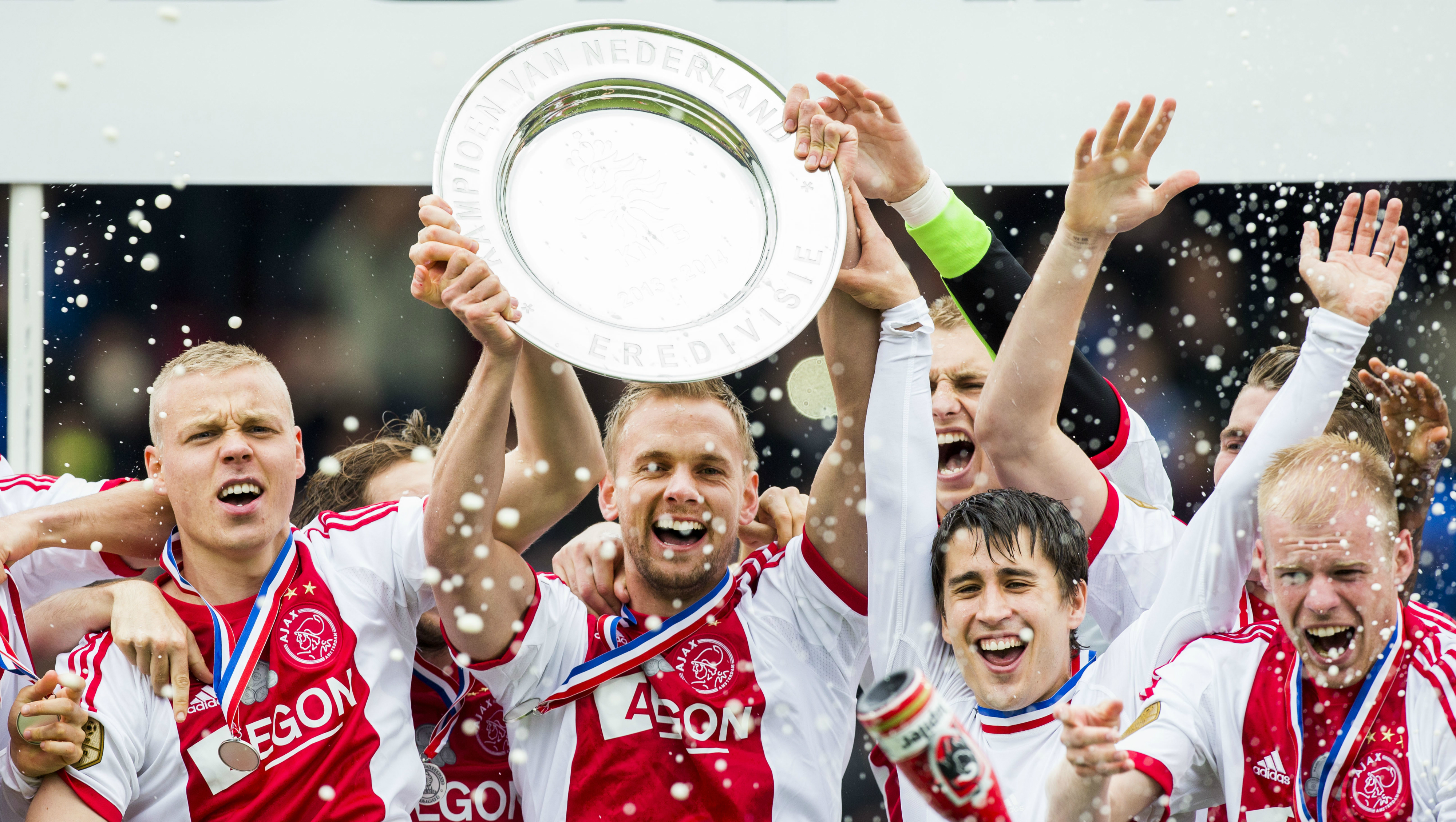Ajax comemora seu in&eacute;dito tetracampeonato da Eredivisie (AP Photo/Vincent Jannink)