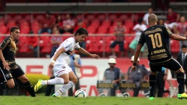 Pato vira armador, se movimenta e São Paulo fica menos estático na estreia do Brasileiro