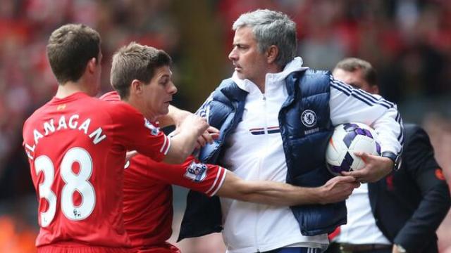 Mourinho tira a bola de Gerrard em Liverpool 0x2 Chelsea