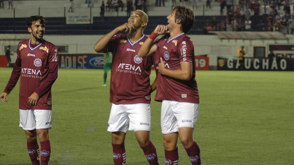 Karl, ao centro, comemora gol pelo Caxias (Divulga&ccedil;&atilde;o)