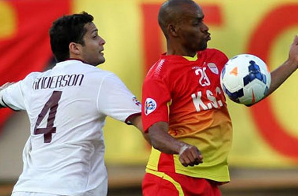 Chimba, atacante do Foolad (vermelho), tem quatro gols na LC da &Aacute;sia e &eacute; o brasileiro mais perto de Asamoah Gyan, artilheiro com sete gols