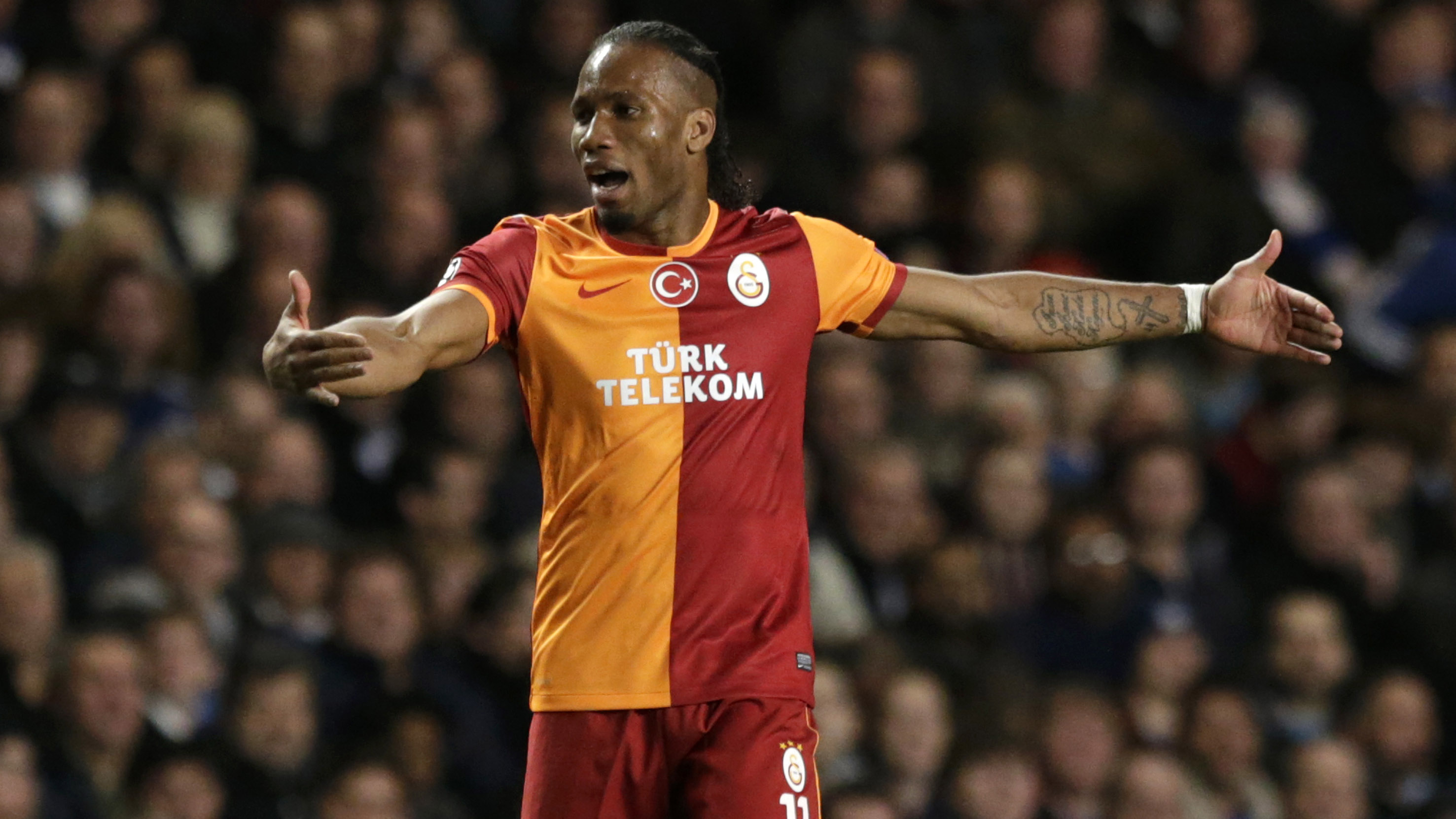 Drogba &eacute; a aposta do Galatasaray no cl&aacute;ssico turco (Foto: AP)