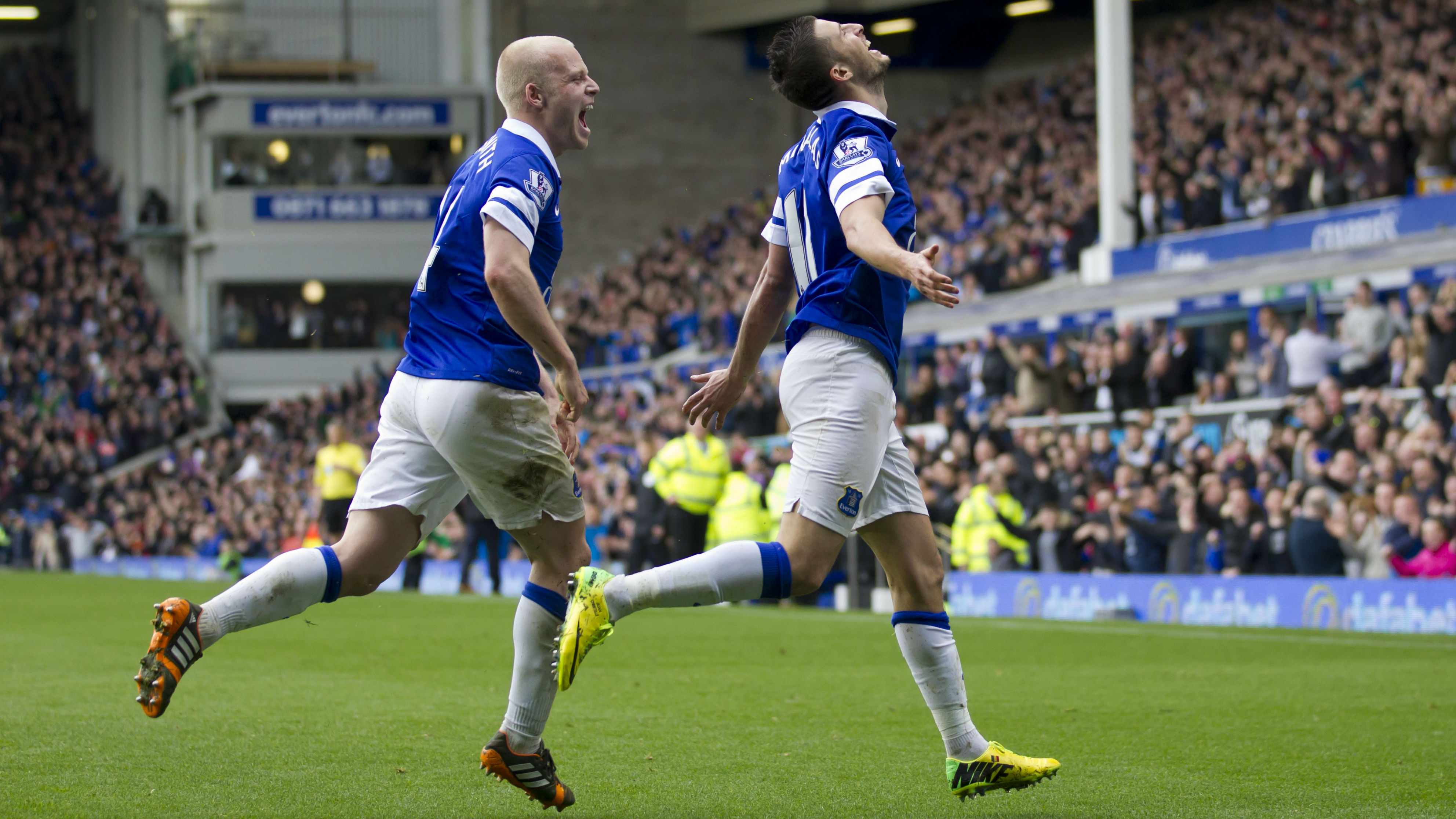 O Arsenal sequer esbo&ccedil;ou resist&ecirc;ncia contra o Everton (Foto: AP)