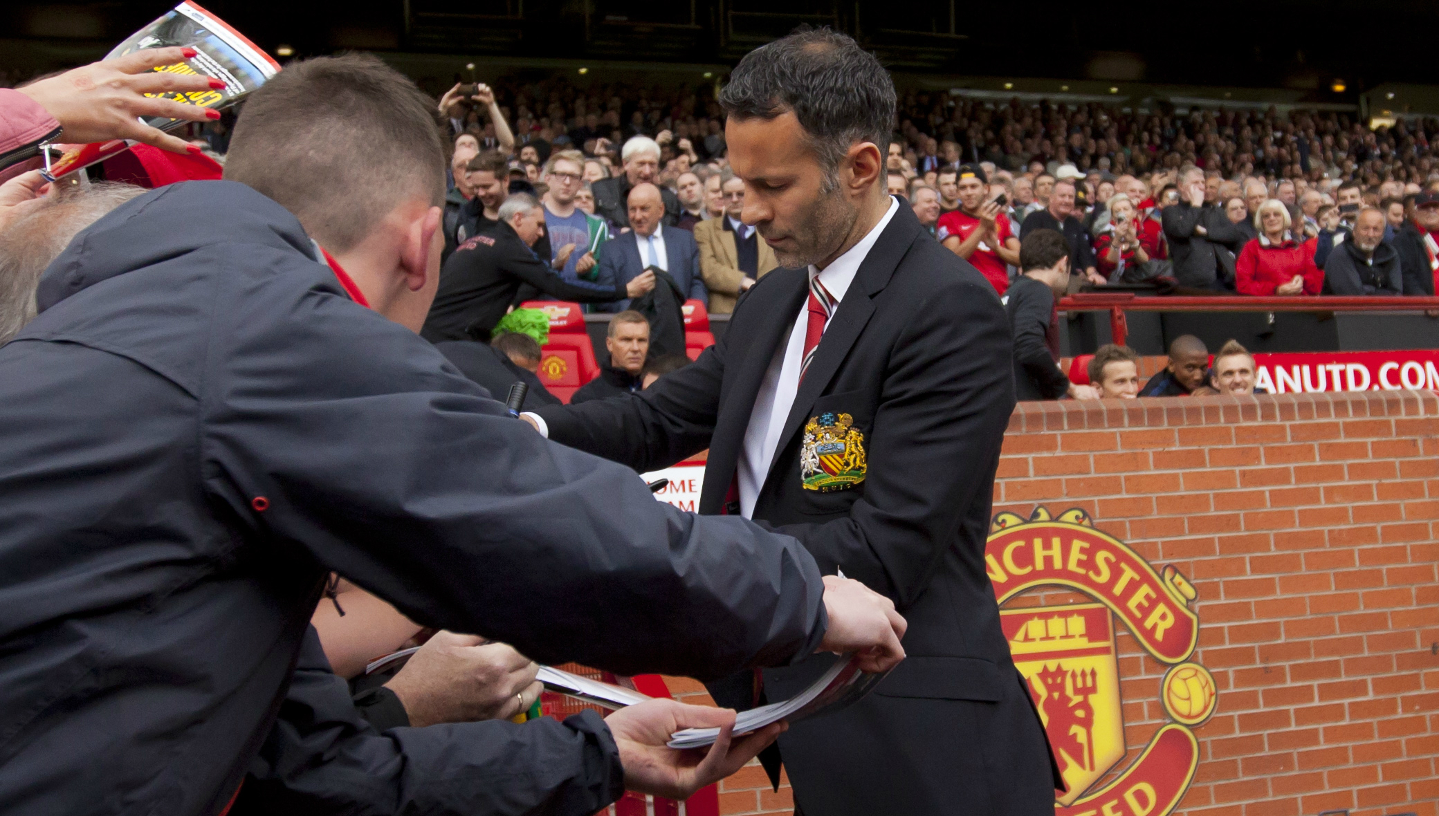 Giggs em seu primeiro jogo como t&eacute;cnico interino no Manchester United (AP Photo/Jon Super)