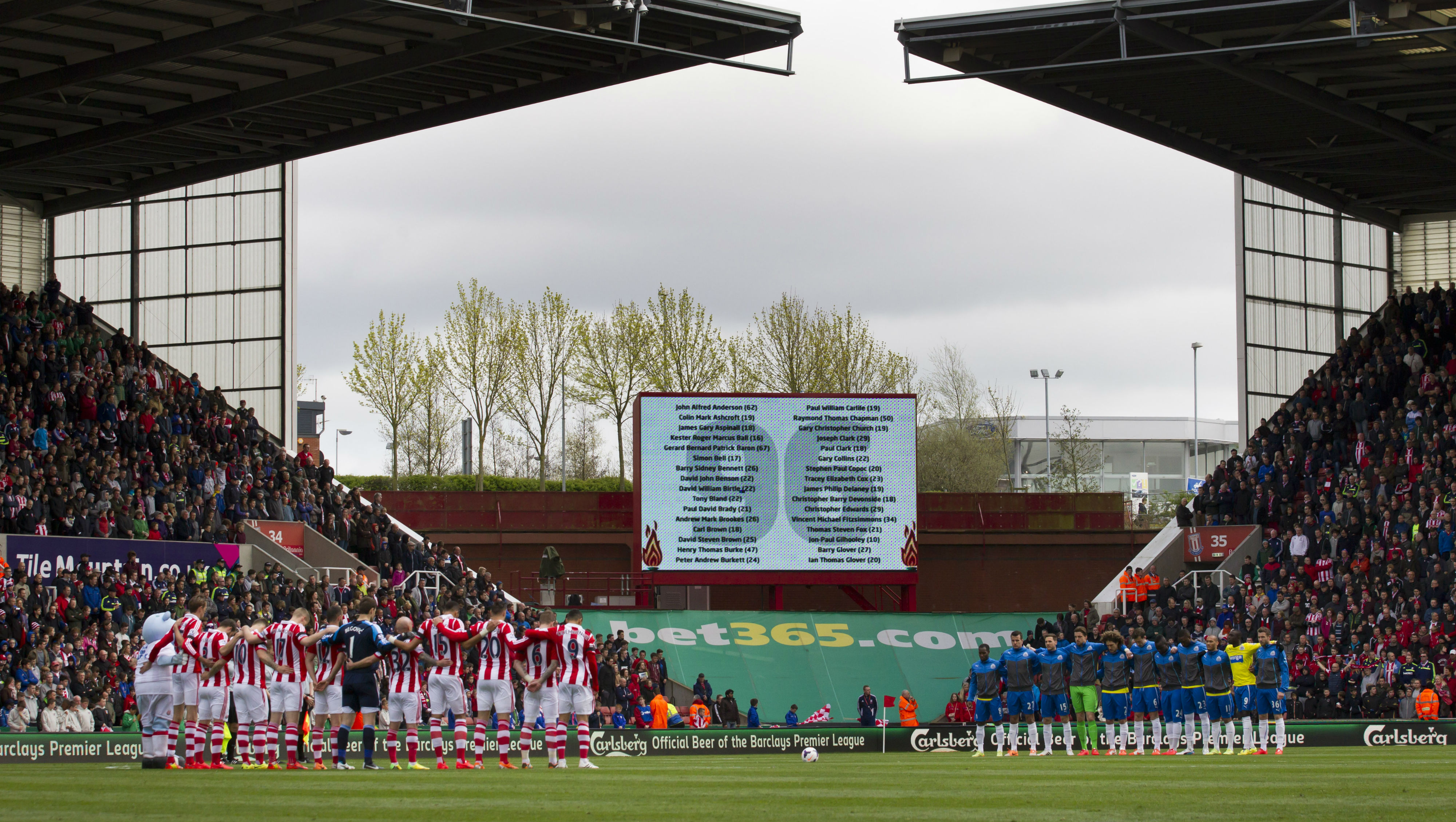 Homenagem no jogo entre Stoke e Newcastle, no Britannia Stadium (AP Photo/Jon Super)