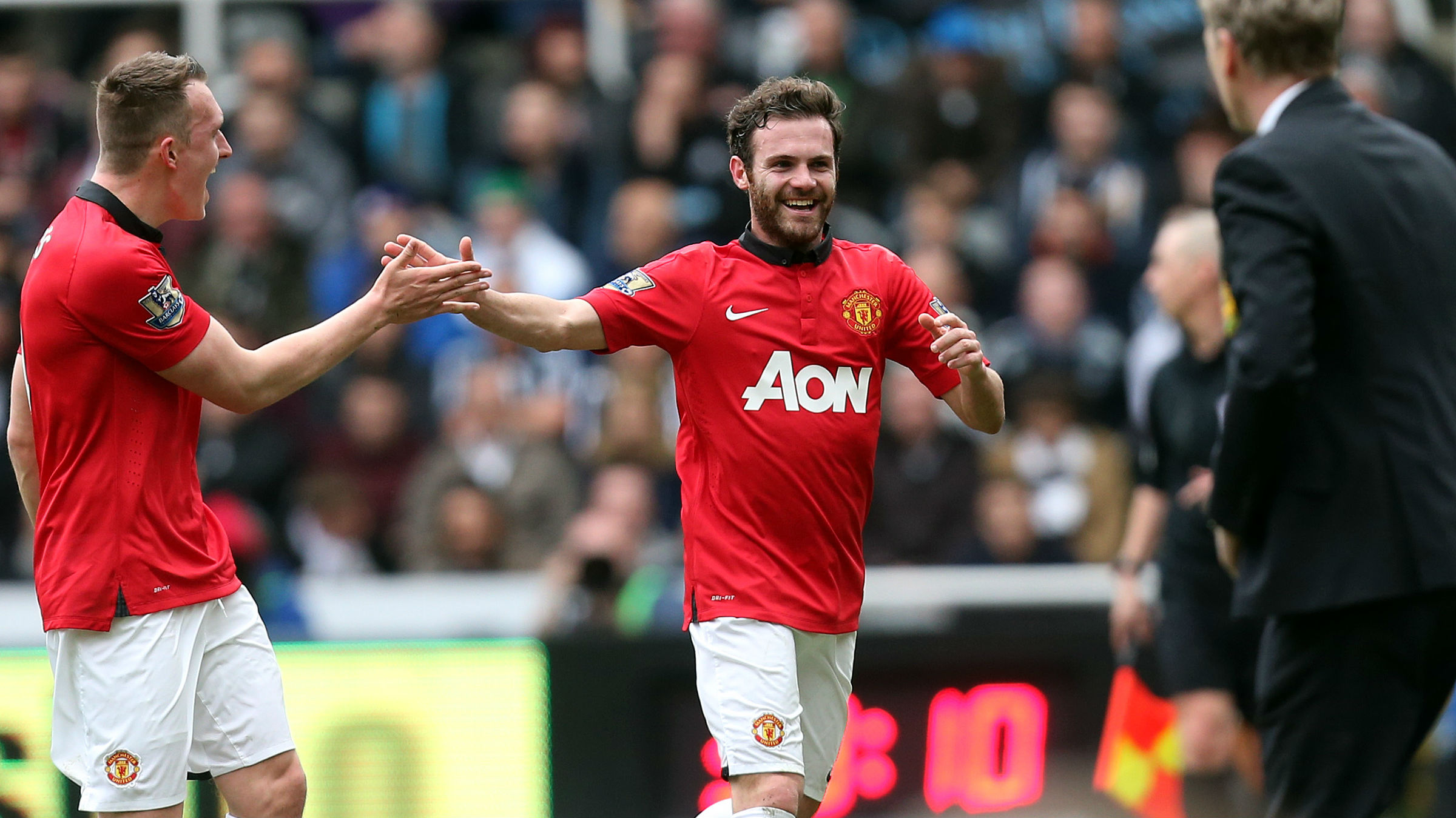 Mata, enfim, come&ccedil;ou a justificar o investimento do Manchester United (Foto: AP)