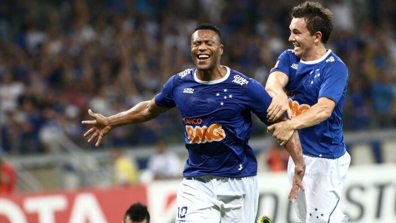 Julio Baptista fez o terceiro do Cruzeiro e garantiu a classifica&ccedil;&atilde;o