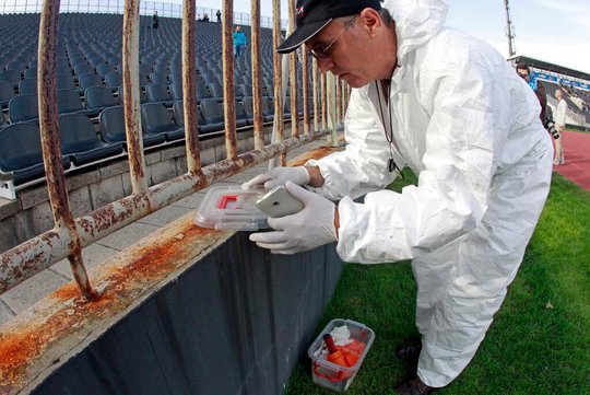 Funcion&aacute;rio retira material inflam&aacute;vel colocado por torcedores do Partizan no setor do Estrela Vermelha