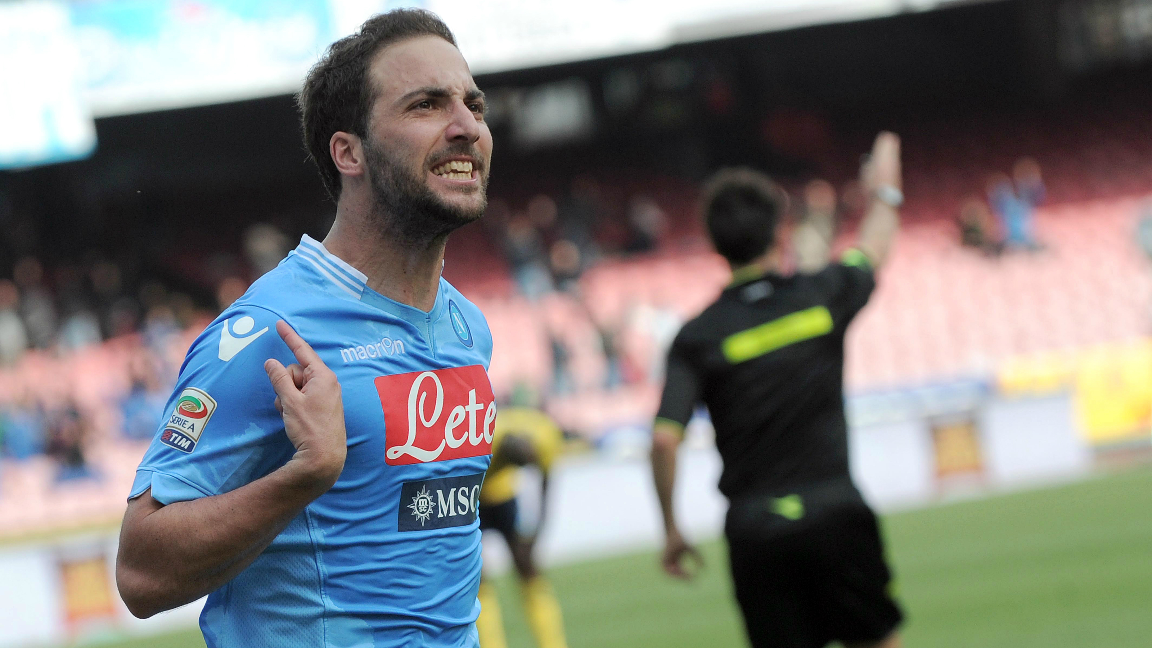 Higua&iacute;n celebra um de seus tr&ecirc;s gols (AP Photo/Gennaro Giorgio)