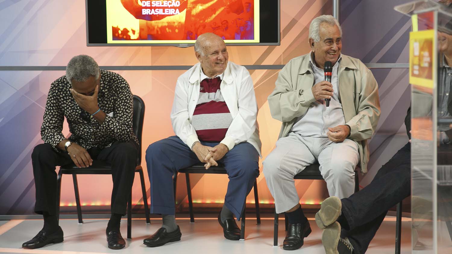 Coutinho nem tentou esconder a risada (Foto: Cau&ecirc; Diniz)