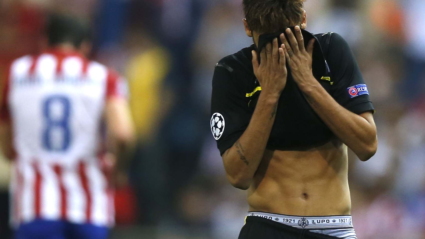 Neymar levantou a camisa para mostrar a cueca (Foto: AP)