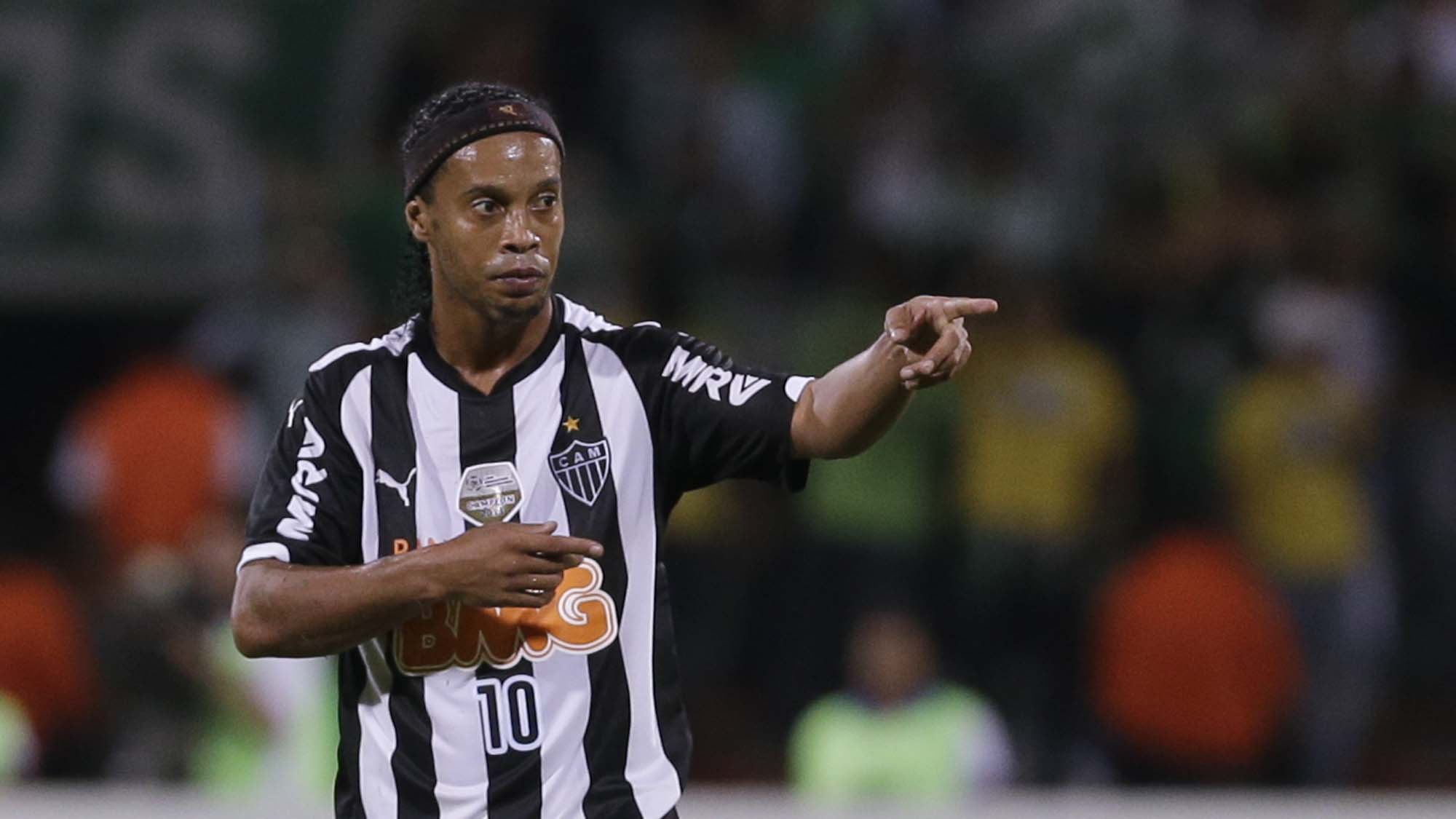 Por alguns segundos, Ronaldinho Ga&uacute;cho voltou aos (bons e) velhos tempos