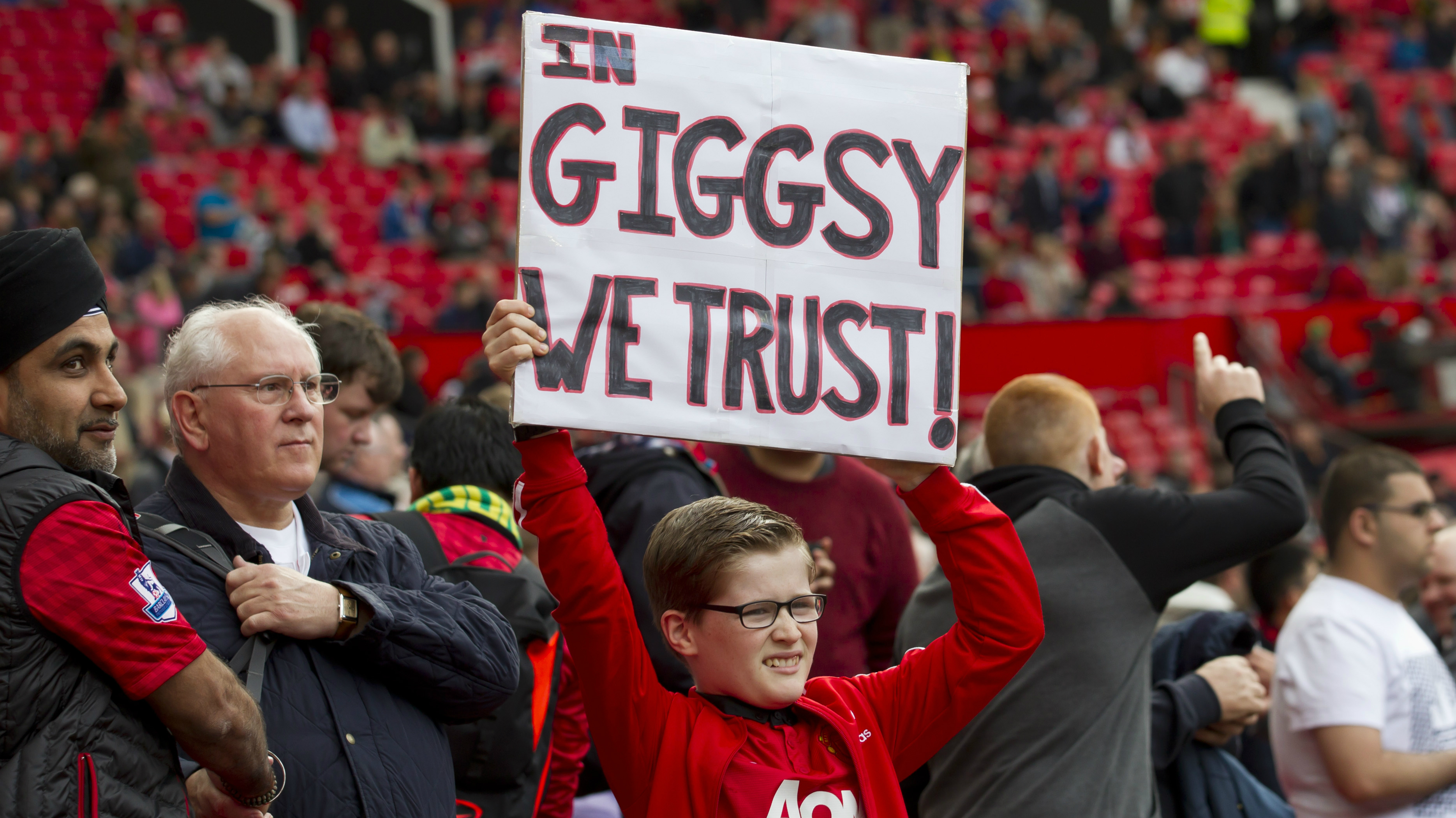 Assim como quase toda a torcida, este garoto confia em Giggs (AP Photo/Jon Super)