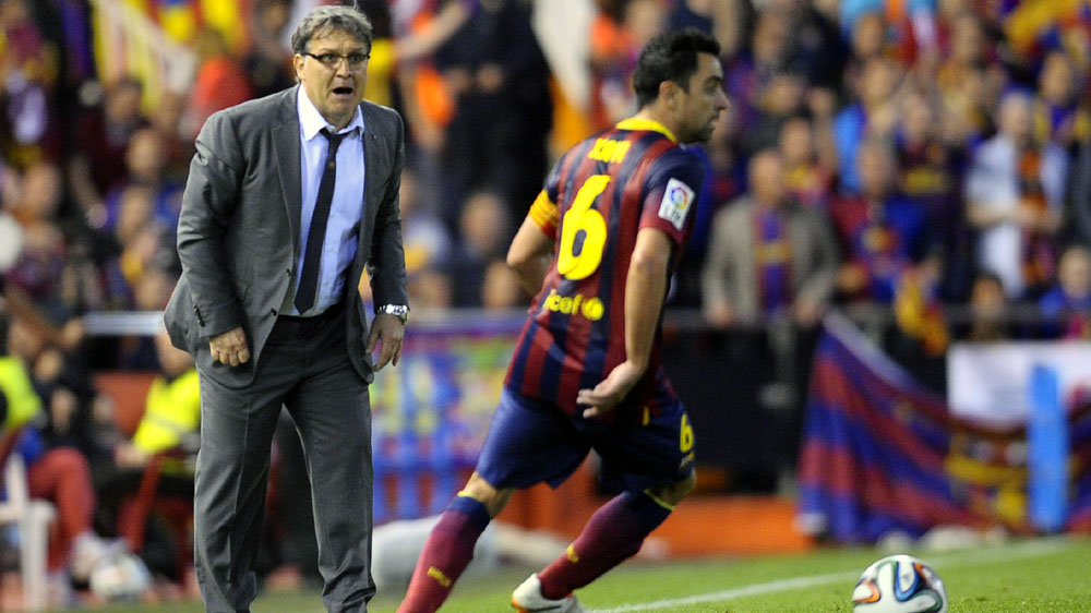 O t&eacute;cnico Tata Martino e o meia Xavi: o Barcelona precisa voltar a render (Foto: AP)