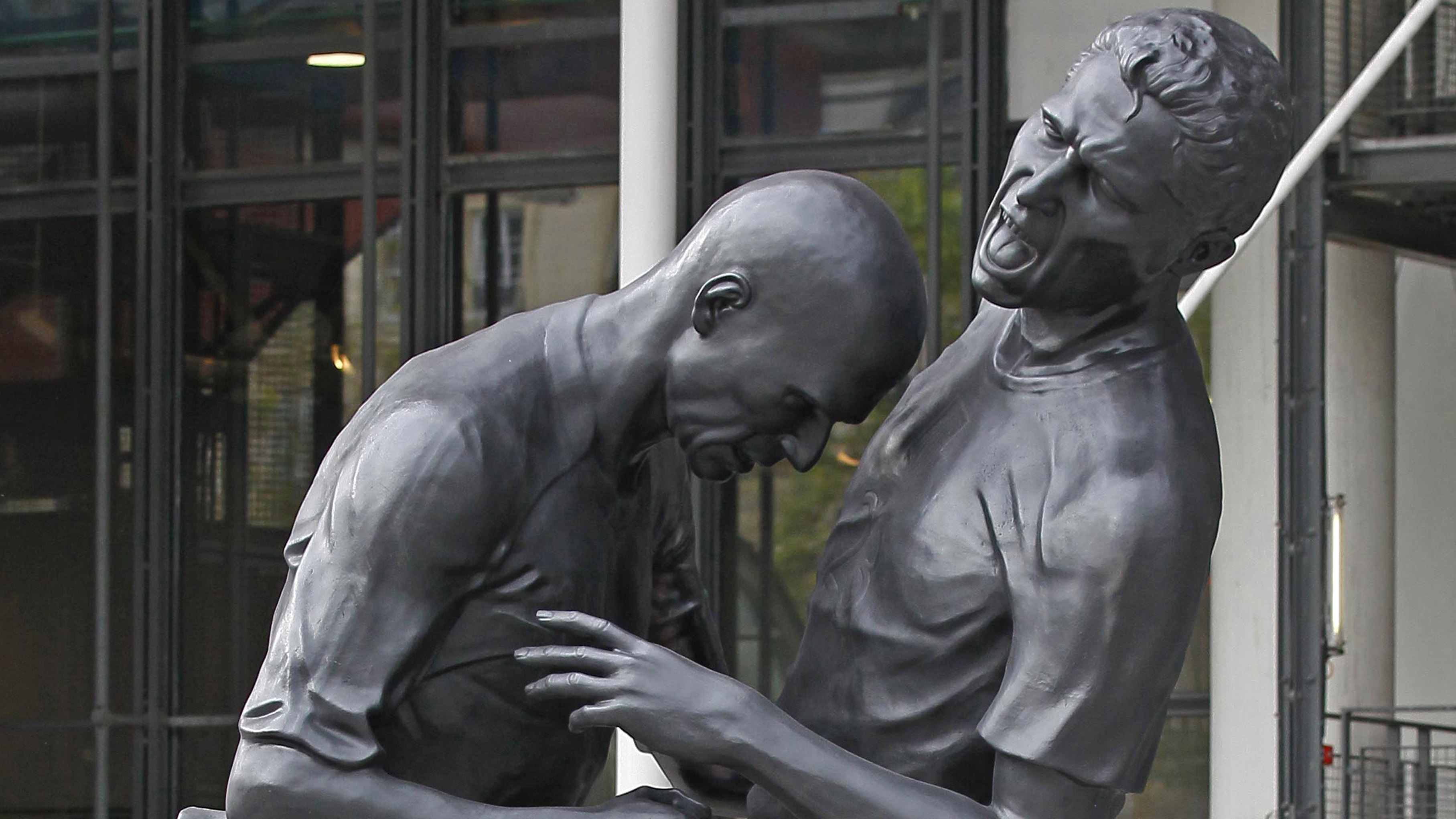 Por que, n&atilde;o sabemos, mas fizeram um banco de dados de est&aacute;tuas de futebol