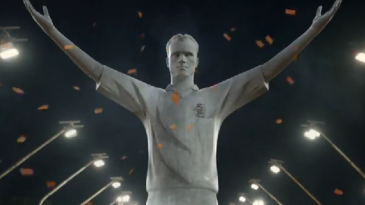 Bergkamp virou até carro alegórico em mais um comercial sobre a Copa