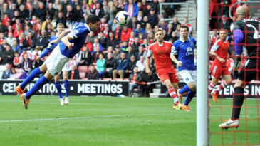 Duas lambanças da defesa devem tirar o Everton de vez da briga pela Champions