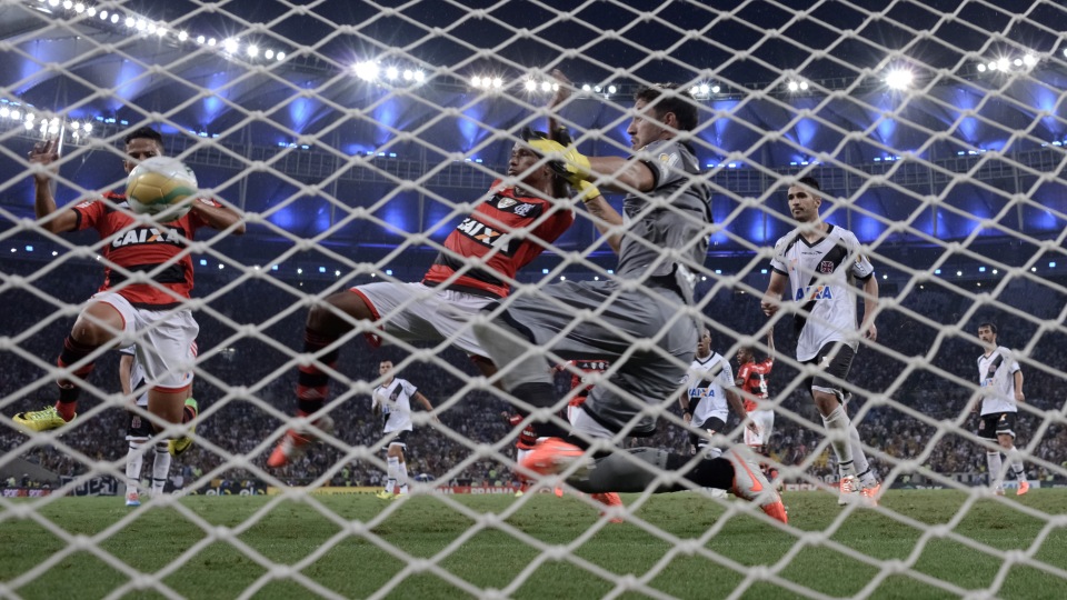 A diferen&ccedil;a do gol de Rondinelli para o de M&aacute;rcio Ara&uacute;jo &eacute; um erro do bandeira