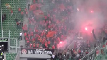 Policial tenta apagar o sinalizador e acaba colocando fogo no torcedor