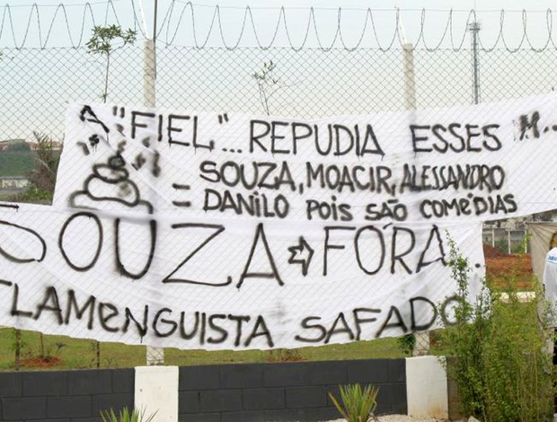 Faixa no CT do COrinthians ap&oacute;s a elimina&ccedil;&atilde;o para o Tolima: a corneta soou forte