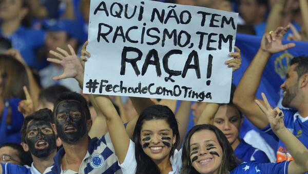 A torcida do Cruzeiro levou mensagens de apoio a Tinga