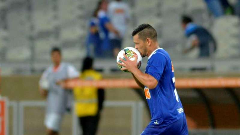Na Libertadores, a &uacute;ltima esperan&ccedil;a n&atilde;o &eacute; a que morre, &eacute; a que d&aacute; vida. O Cruzeiro celebra