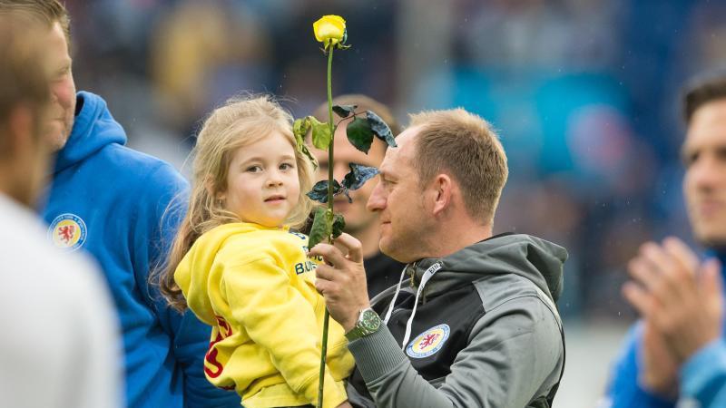 Mesmo com o time rebaixado, a torcida do Braunschweig homenageou seus her&oacute;is