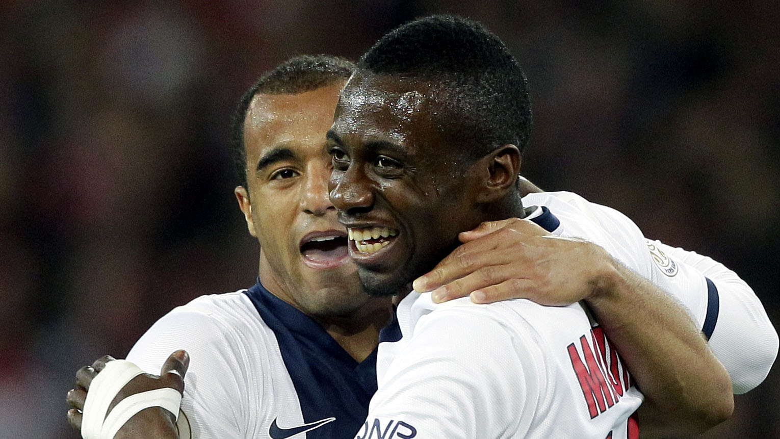 Lucas comemora com Matuidi (AP Photo/Michel Spingler)