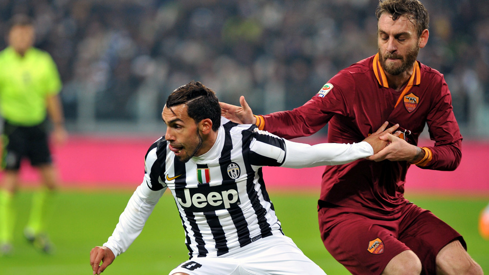 Tevez, da Juventus, disputa com De Rossi, da Roma (AP Photo/Massimo Pinca)
