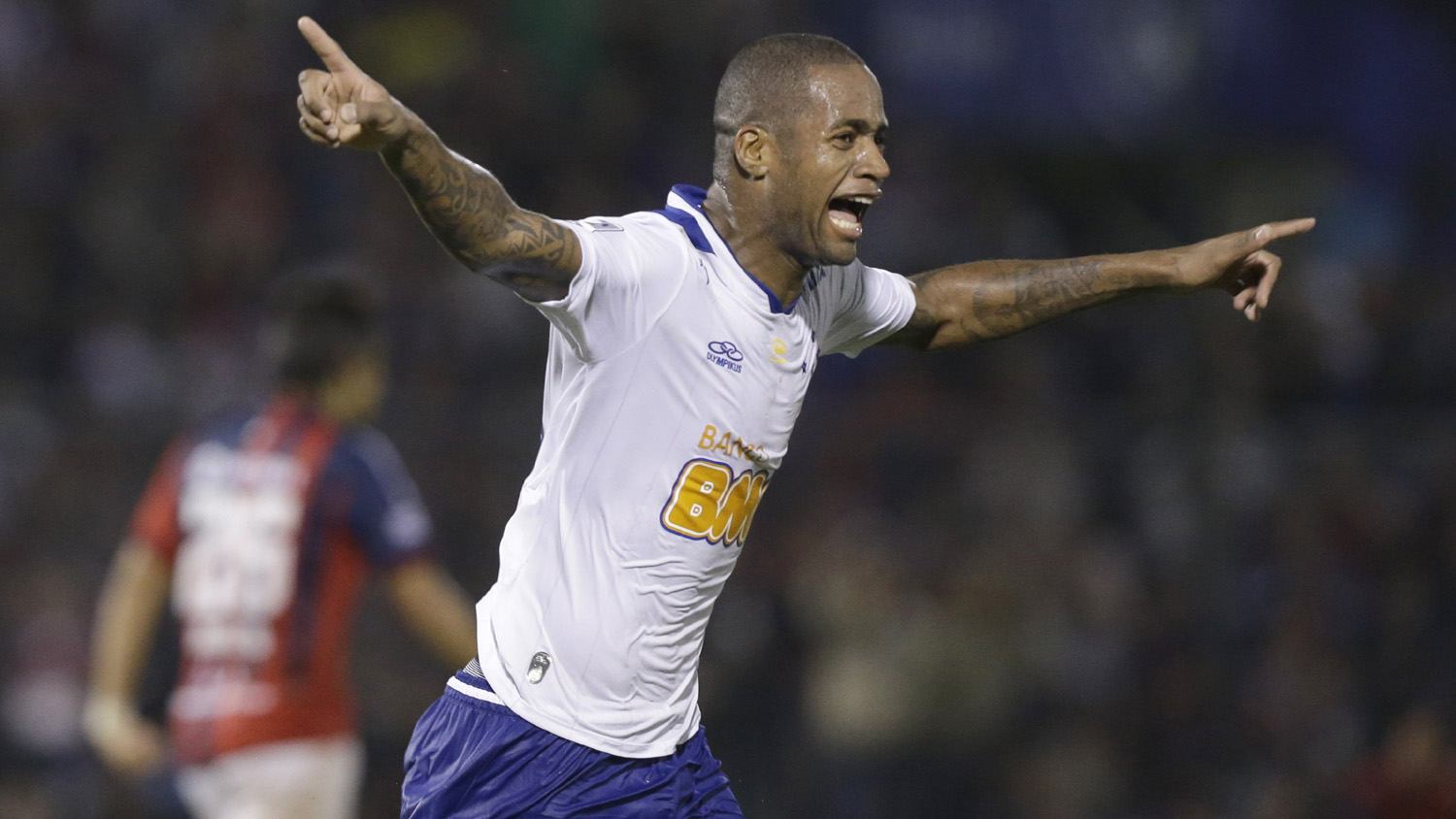 Ded&eacute;, do Cruzeiro, teve um come&ccedil;o bagun&ccedil;ado no seu novo clube, mas se firmou e foi campe&atilde;o brasileiro. Chegou perto da Copa (Foto: AP)