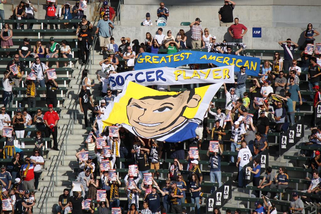 Donovan homenageado pela torcida