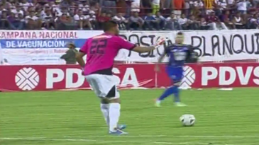 Faltou fair play neste lance ou o goleiro estava apenas fingindo uma lesão?