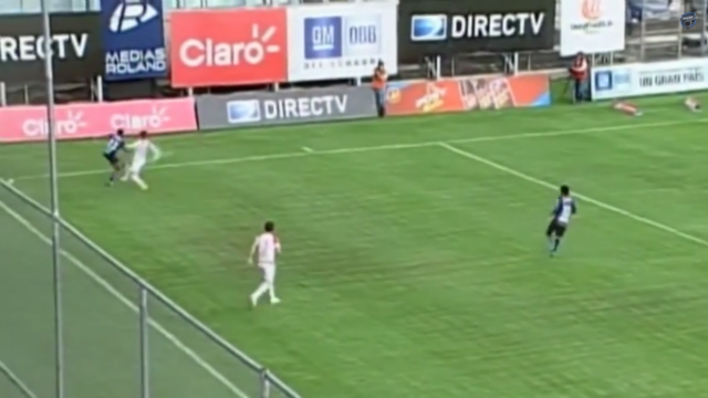 Este gol sem ângulo fará você lembrar daquele golaço de Roberto Carlos pelo Real