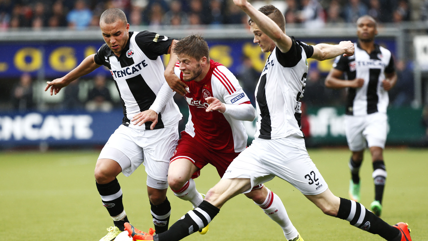 O Heracles encerrou a temporada contra o Ajax (Foto: AP)
