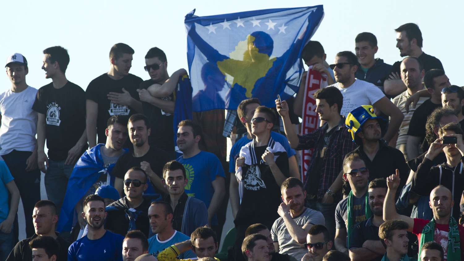 A bandeira do Kosovo estava l&aacute; (Foto: AP)