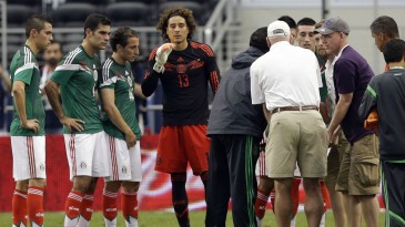 É melhor a Copa do Mundo começar logo, antes que mais alguém se machuque