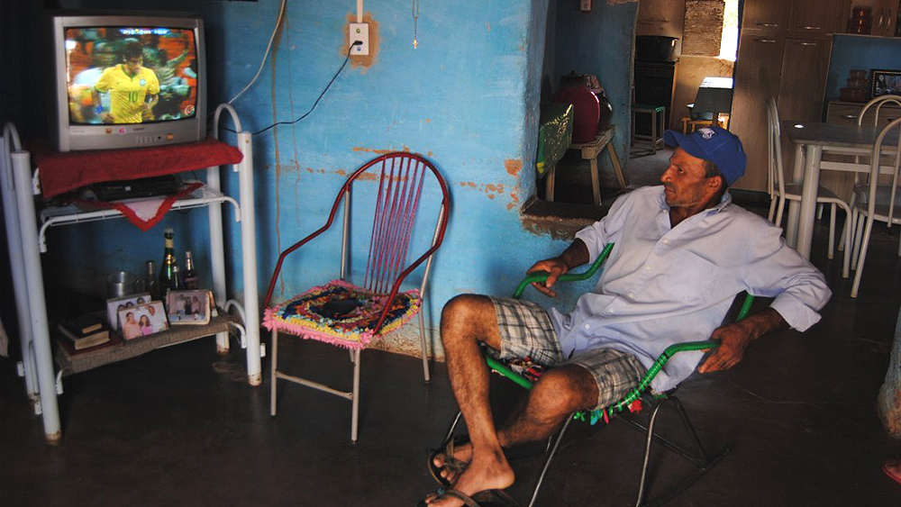 Francimar de Oliveira era o &uacute;nico de Serra da Estrela que assistia ao amistoso do Brasil contra a &Aacute;frica do Sul, ap&oacute;s instalar placas de energia solar no telhado (Foto: Rafael Luis Azevedo)