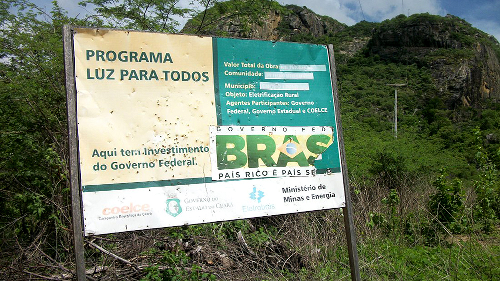 A placa que demarca os R$ 797 mil investidos na obra em Cafund&oacute; est&aacute; com os valores quase apagados ap&oacute;s tr&ecirc;s anos (Rafael Lu&iacute;s Azevedo)