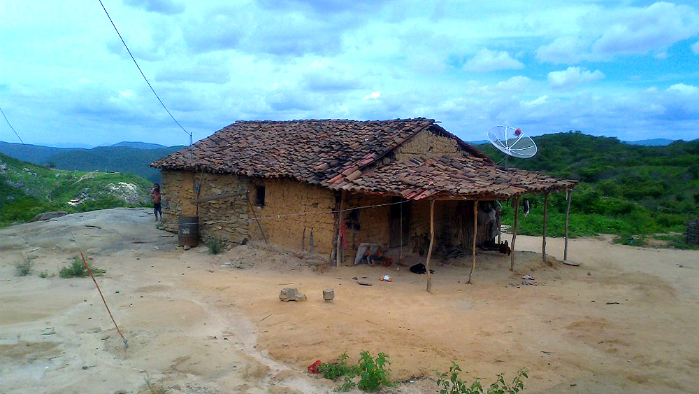 As antenas parab&oacute;licas destoam das casas simples em Cafund&oacute; (Rafael Lu&iacute;s Azevedo)